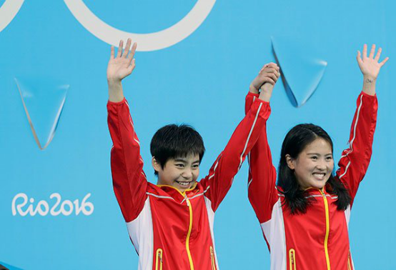 陈若琳(右)和刘蕙瑕庆祝胜利