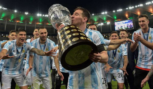 亲吻美洲杯奖杯的梅西——2021美洲杯决赛阿根廷1：0击败巴西夺冠