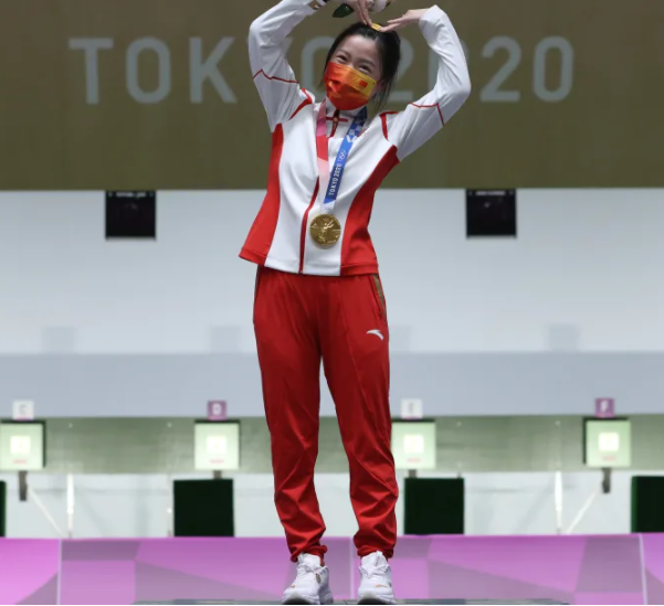 2020年东京奥运会杨倩在颁奖台上比心