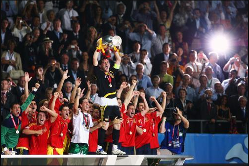 2008年欧洲杯冠军西班牙卡西利亚斯高举奖杯