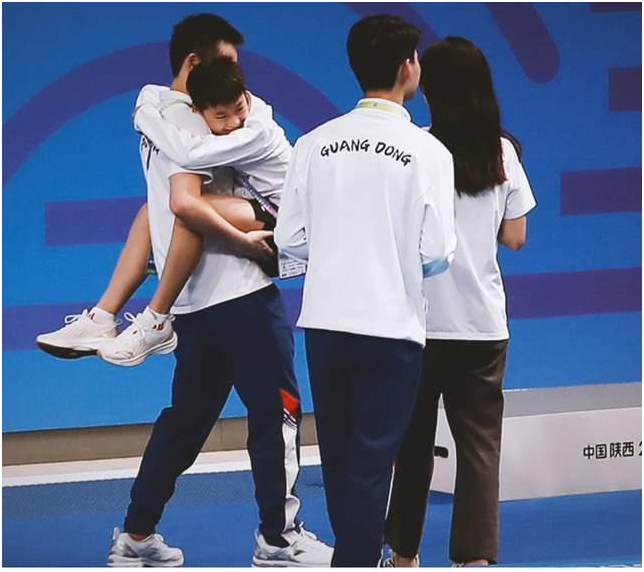 陈艺文和全红婵在陕西全运会上袋鼠抱