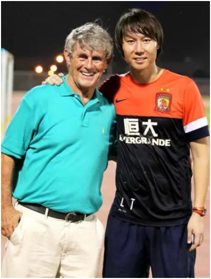 2002年世界杯中国队教练米卢和现任国足教练李铁