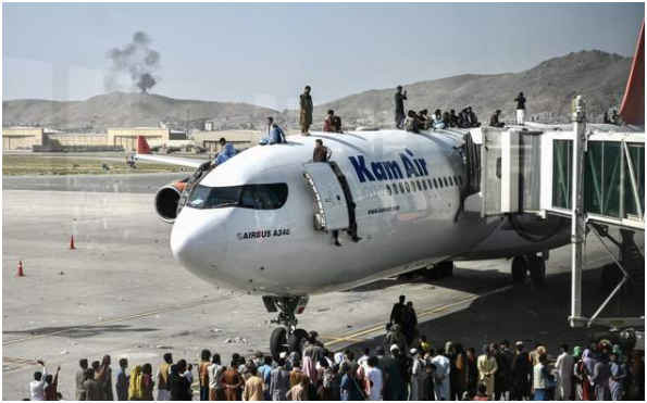 阿富汗喀布尔机场上的人群