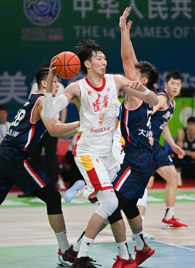 9月26日，辽宁队球员周琦（中）在比赛中。新华社记者孙凡越摄