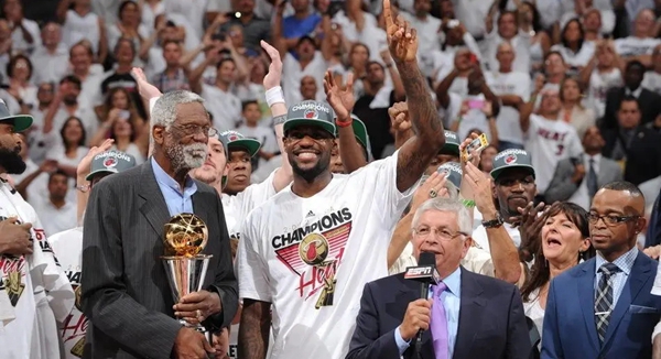 NBA总裁斯特恩宣布2012年nba总冠军热火成员詹姆斯获得FVMP