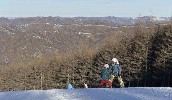 冬日崇礼冰雪氛围渐浓 中国高山滑雪巡回赛万龙精彩上演