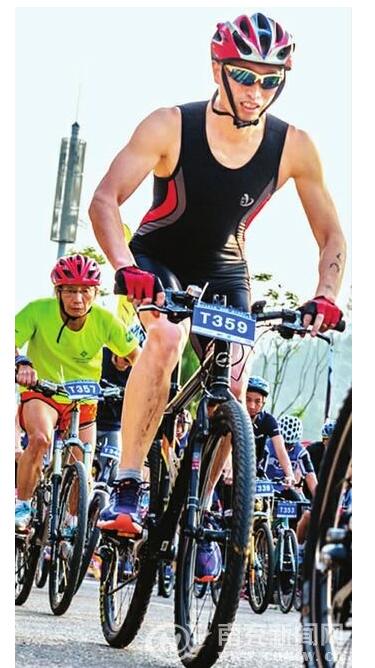 张建正在进行铁人三项赛中的自行车比赛