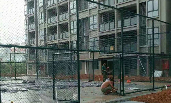 篮球场围网安装现场