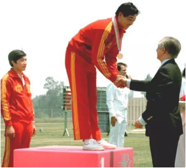 中国第一个奥运冠军是许海峰