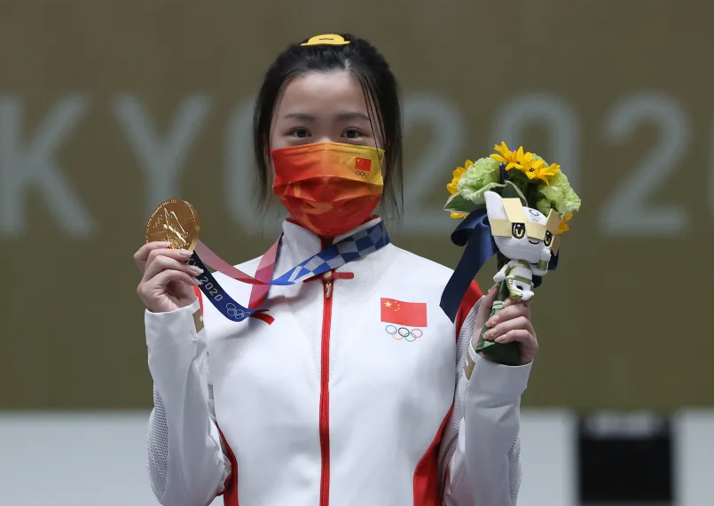 2020年东京奥运会杨倩手握金牌和颁奖花束站上奥运最高领奖台