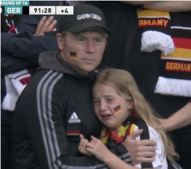德国小球迷泪洒观众席
