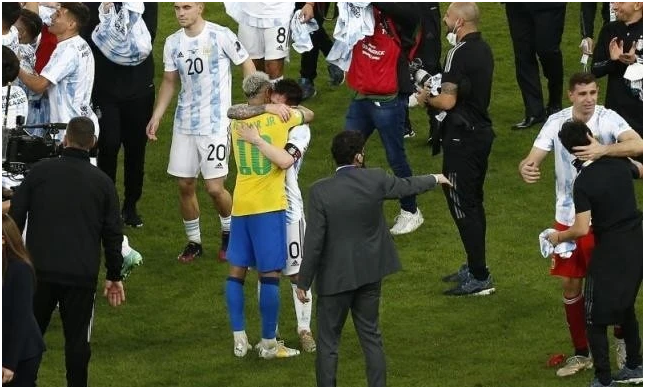 2021年美洲杯决赛完赛后内马尔拥抱梅西送祝福