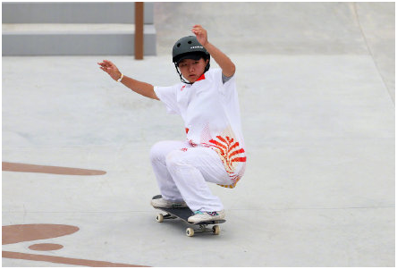 中国16岁的滑板少女曾文蕙