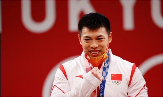 谌利军在颁奖仪式上摘下口罩——中国体育代表团摘得2020东京奥运会的第六金