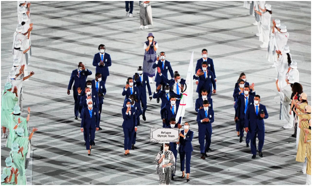 7月23日，东京奥运会难民代表团在开幕式上入场