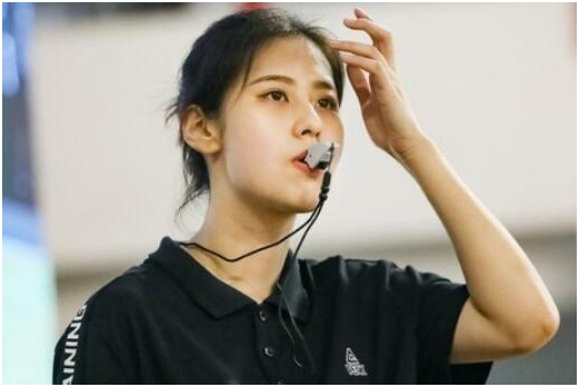 中国最美篮球女裁判员亓浩