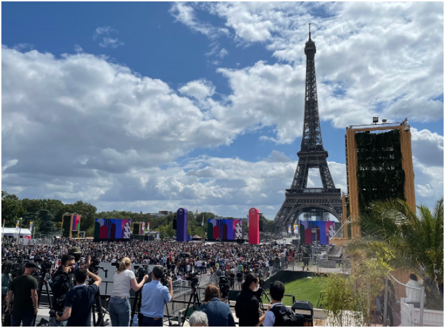 在与埃菲尔铁塔相望的特罗卡德罗广场上庆祝巴黎从东京接过奥林匹克会旗