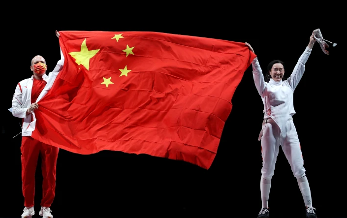 孙一文与教练教练雨歌·欧伯利展开国旗庆祝孙一文夺得2020东京奥运会女子重剑冠军