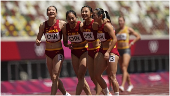 葛曼棋、梁小静、黄瑰芬和韦永丽在2020东京奥运会女子4X100米比赛后