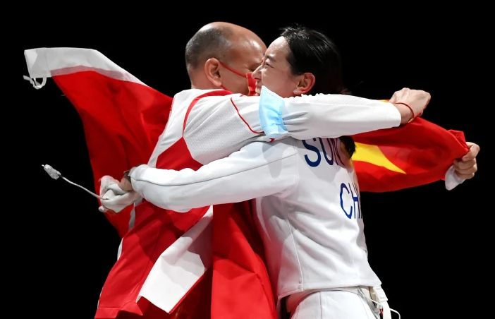 孙一文与教练教练雨歌·欧伯利庆祝夺得2020东京奥运会女子重剑冠军