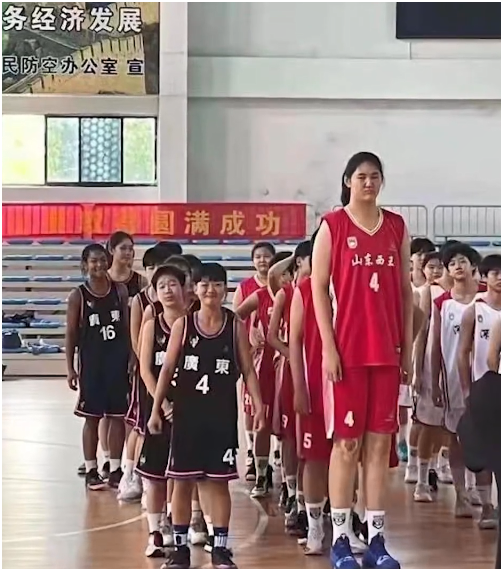 身高226cm的张子宇和同龄队友对手的最萌身高差