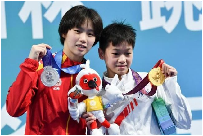 第十四届全运会女子10米跳台冠军全红婵（右）和亚军陈芋汐（左）