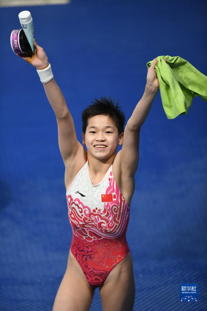 广东队选手全红婵在比赛后向观众致意，她以419.25分的总成绩获得冠军