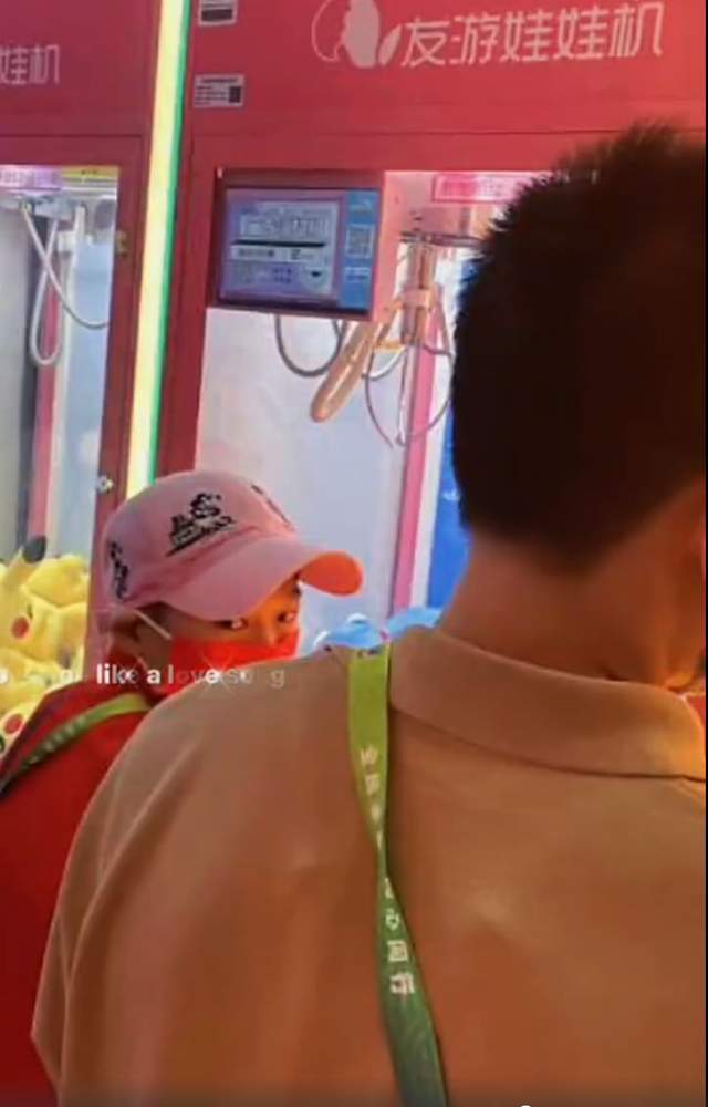 在师姐陈艺文的呵护下，全红婵也是露出了灿烂的笑容