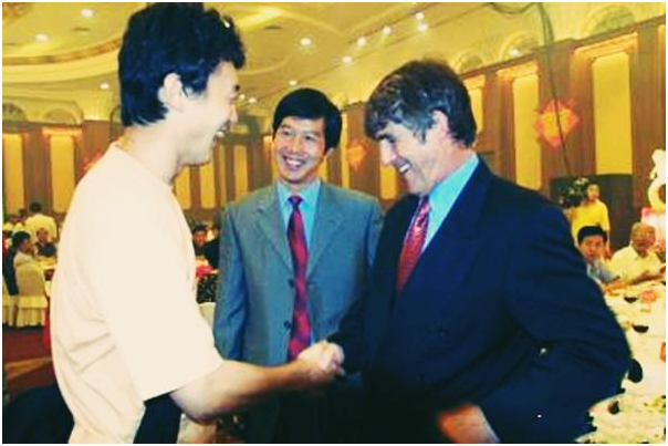 2002年世界杯中国队教练米卢和球员孙继海握手