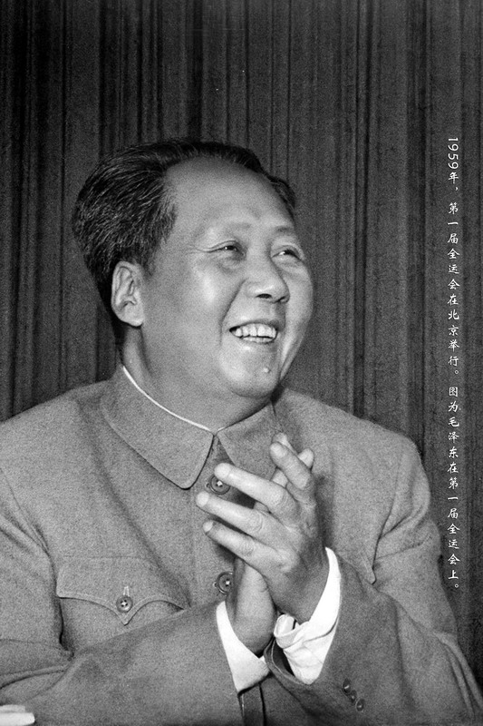 1959年，第一届全运会在北京举行。图为毛泽东在第一届全运会上。