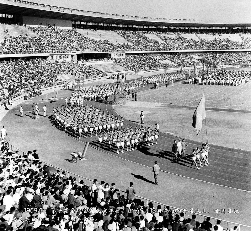 1959年，第一届全运会在北京举行。图为9月13日举行的开幕式上，全国各地各民族的运动员列队步入会场。