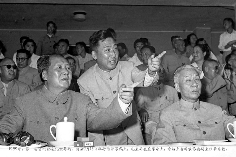 1959年，第一届全运会在北京举行。图为9月13日举行的开幕式上，毛主席在主席台上，右站立着国家体委副主任荣高棠。