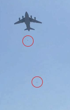 美军C-17运输机在喀布尔机场起飞后，有2个黑影从飞机上落下