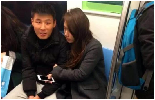 武磊和老婆乘坐地铁