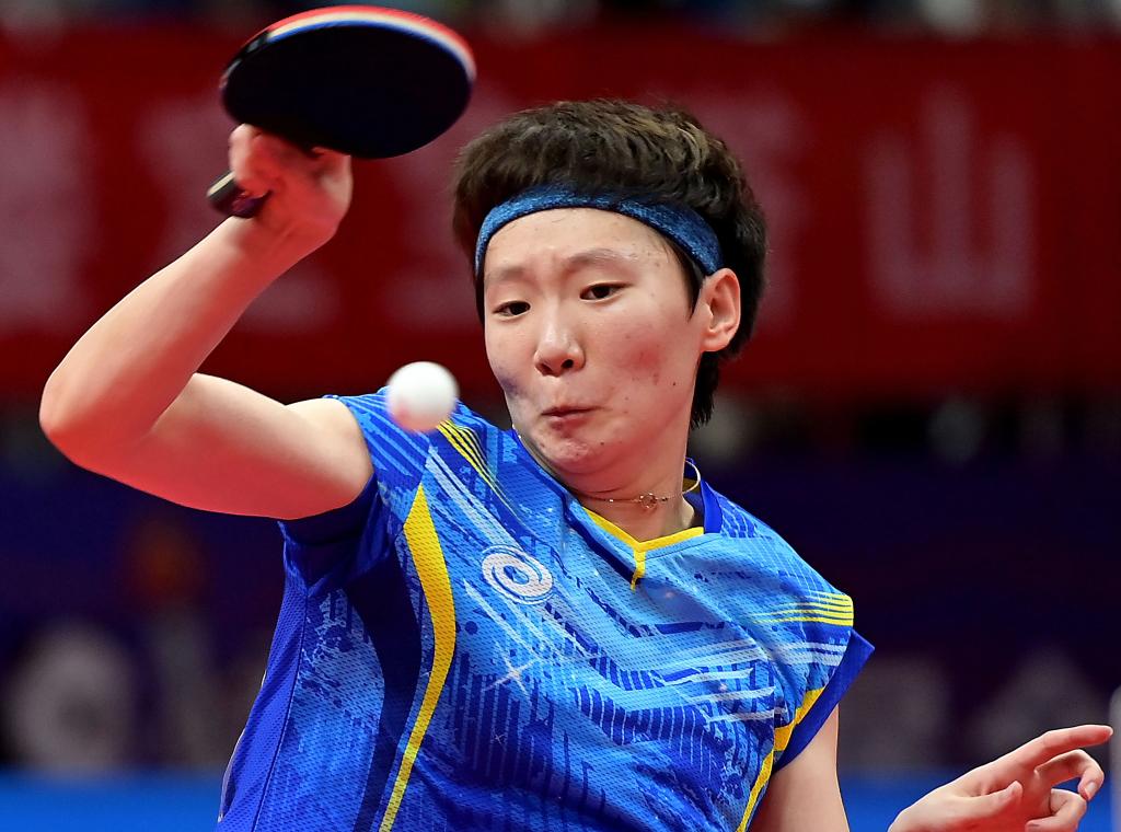 第十届全运会女子乒乓球冠军黑龙江队选手王曼昱在比赛中回球。