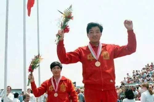 许海峰在1984年洛杉矶奥运会上为中国获得了第一枚奥运会金牌（右为许海峰，左为铜牌获得者王义夫）