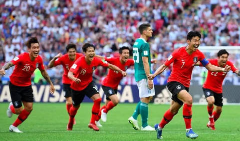 2018年世界杯，韩国2:0爆冷战胜德国，韩国队员疯狂庆祝