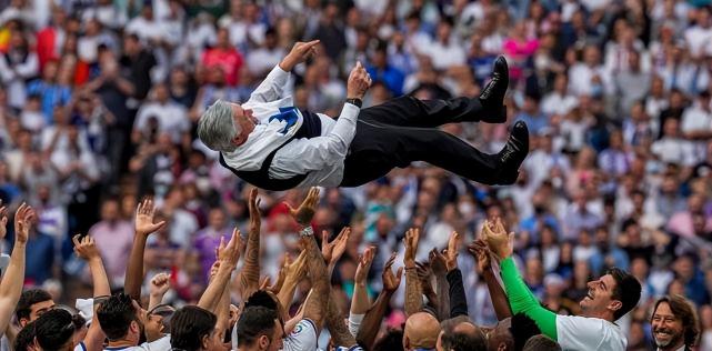 皇马第14次夺欧冠冠军——主教练被抛到空中